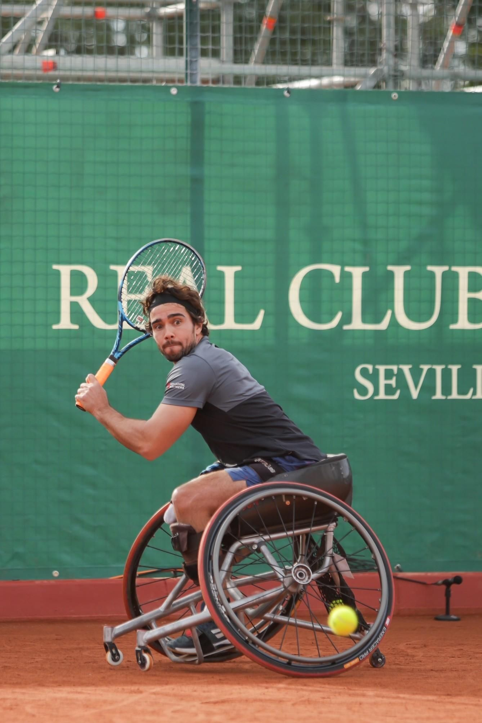 Daniel Caverzaschi golpea la bola.