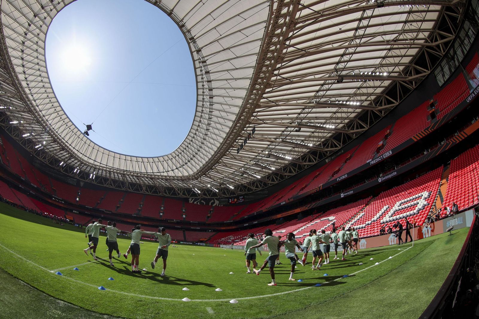 El Tottenham entrena en San Mamés.