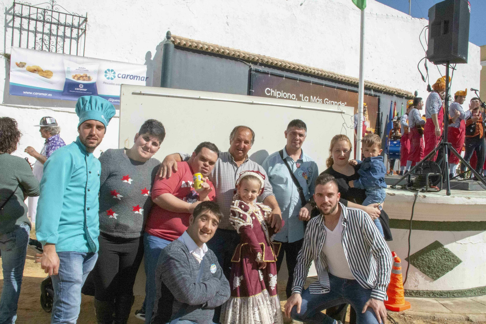 José Caro posa junto a sus hijos José, Antonio Luis y María Isabel, sus nietos Iván y María Isabel y varios miembros de Adis.