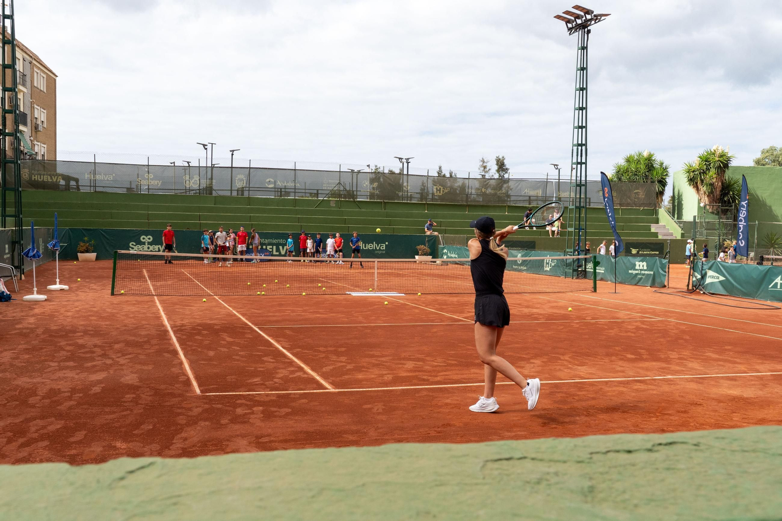 Imágenes del Clinic con Paula Badosa, Jessica Bouzas y los alumnos de la escuela del Real Club Recreativo de Tenis de Huelva  