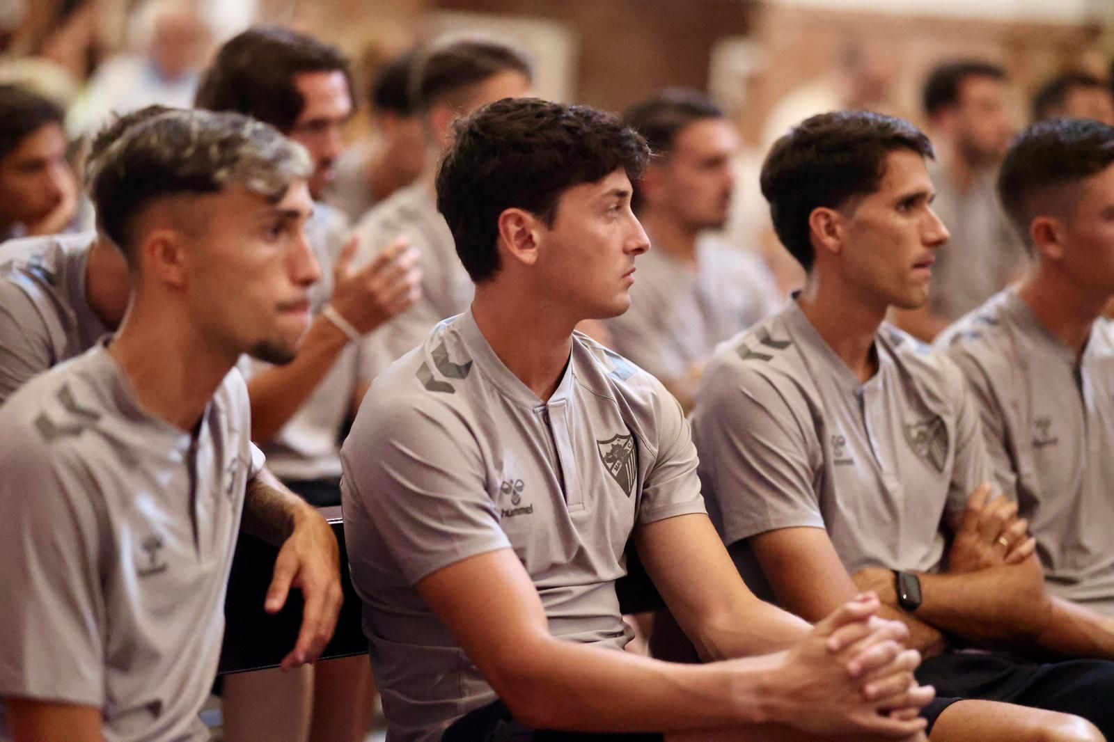 La ofrenda del Málaga CF a la Divina Pastora, en fotos