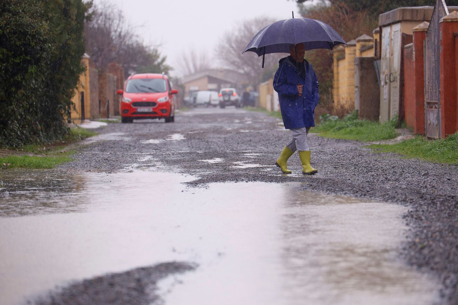 Los vecinos de la parcelación de Guadalvalle de Córdoba miran con temor la crecida del Guadalquivir