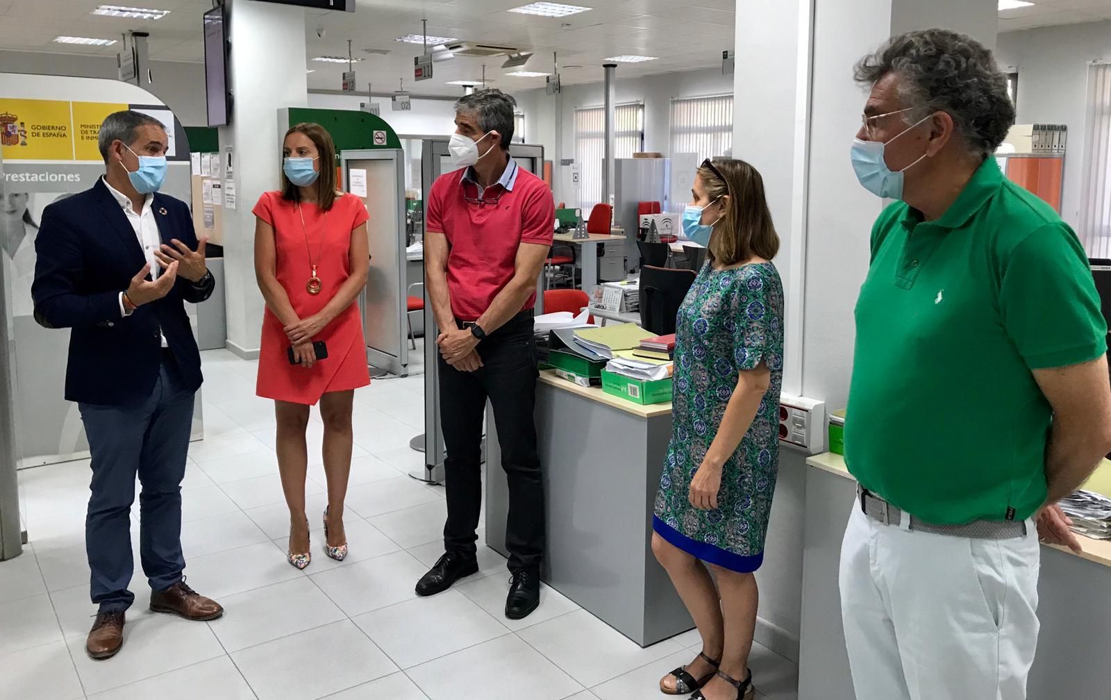 El subdelegado del Gobierno en Cádiz visita una oficina del Sepe.