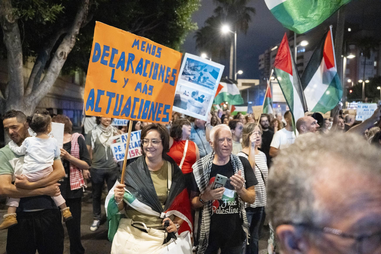 La Plataforma Almería por Palestina se manifiesta por la situación en Gaza, en imágenes