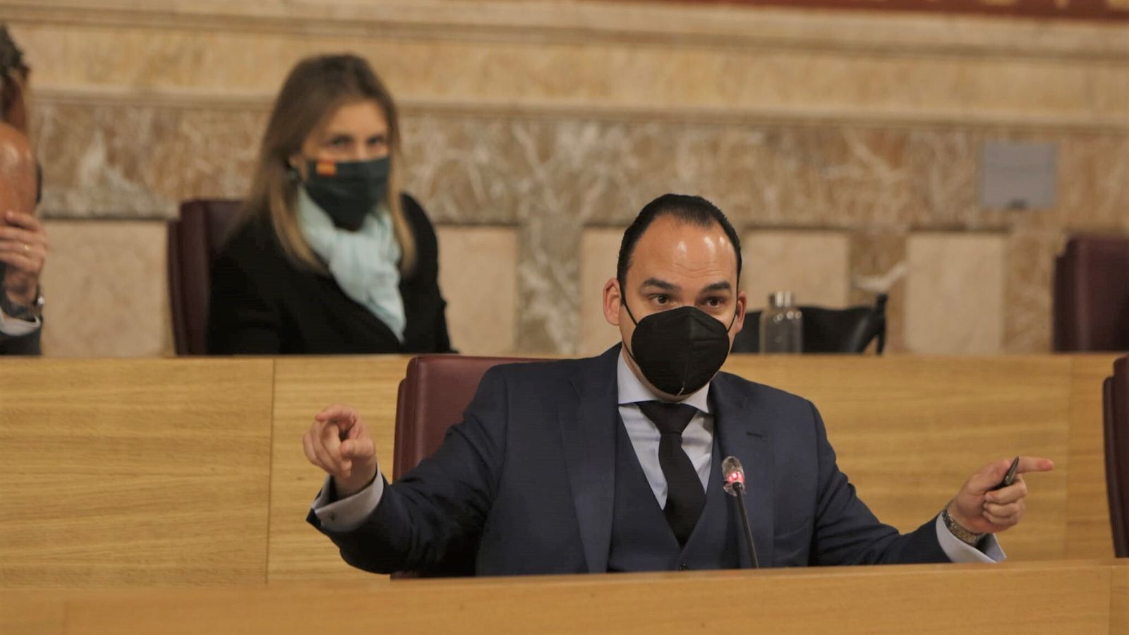 Rafael Belmonte en su intervención en el pleno ante la mirada de la edil de VOX.