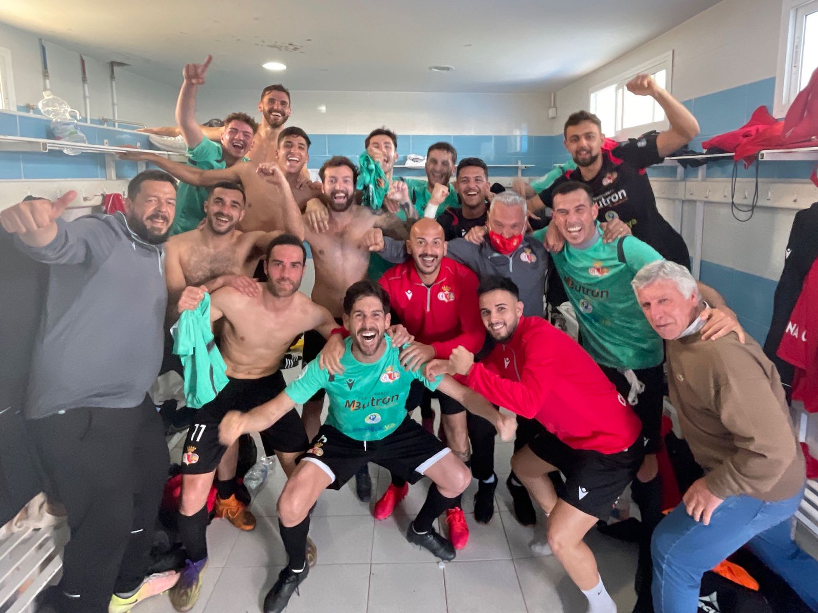 Los chiclaneros celebran de esta guisa en vestuarios un triunfo muy valioso.