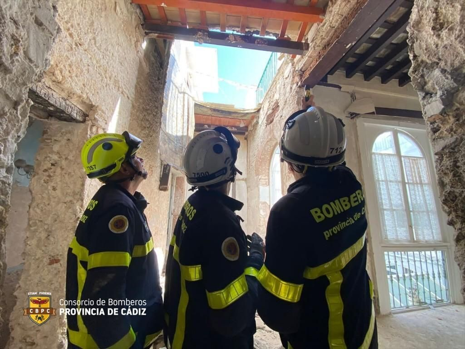 Los bomberos observan el agujero que dejó el desplome del techo del a vivienda de la segunda planta. Los bomberos observan el agujero que dejó el desplome del techo del a vivienda de la segunda planta.