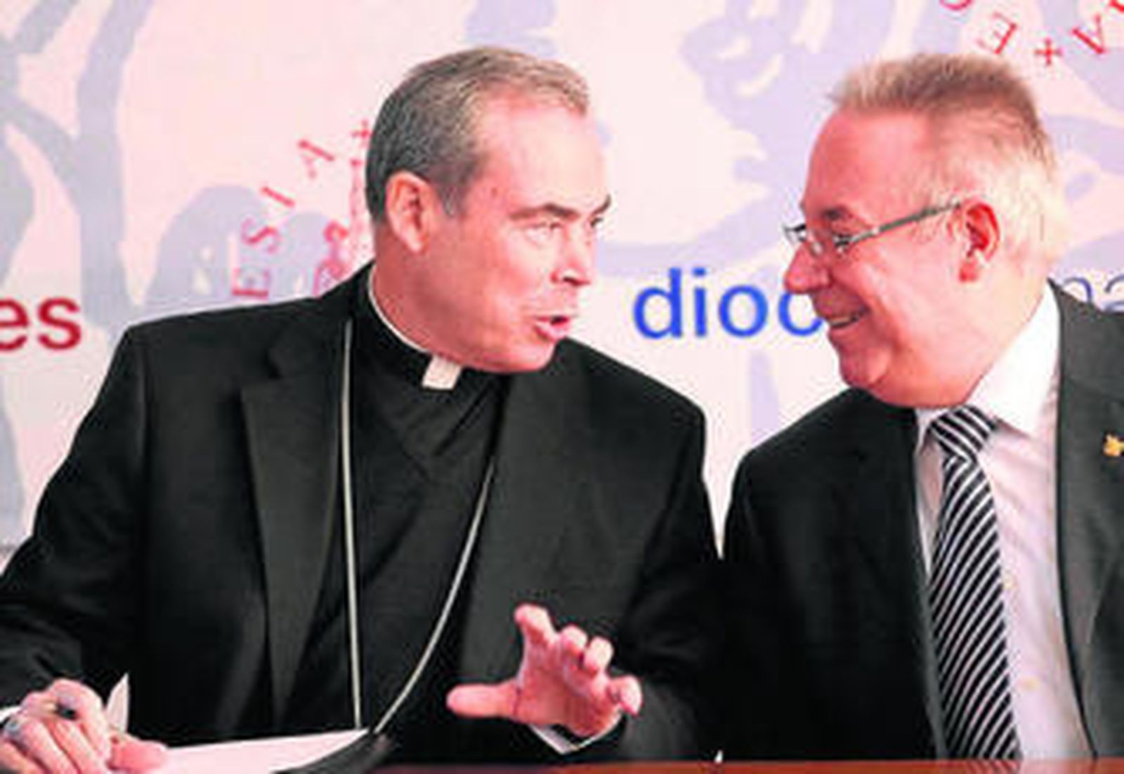 Jesús Catalá, obispo de Málaga (izquierda), en una imagen de archivo.