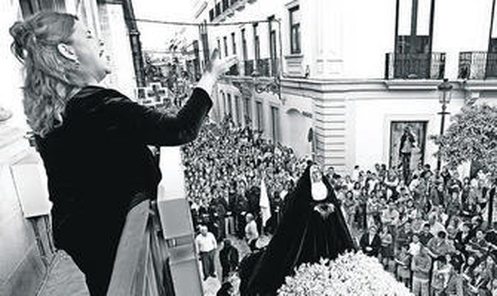 Masivo acompañamiento de Amor y Sacrificio por el centro.