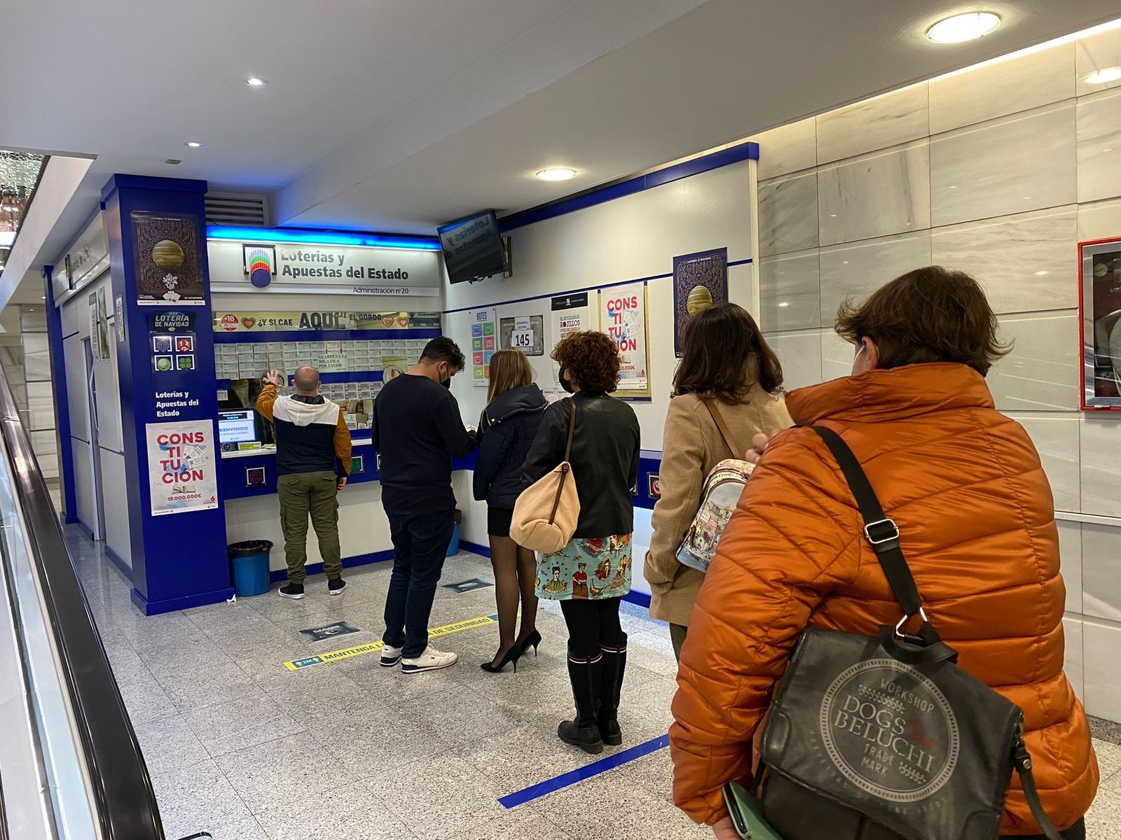 La administración de Lotería número 20 de Almería, en el Centro Comercial Mediterráneo, está de moda. Ha vendido importantes premios en los últimos años tanto para el Sorteo de Navidad como para el Niño, Primitiva y Bonoloto.
