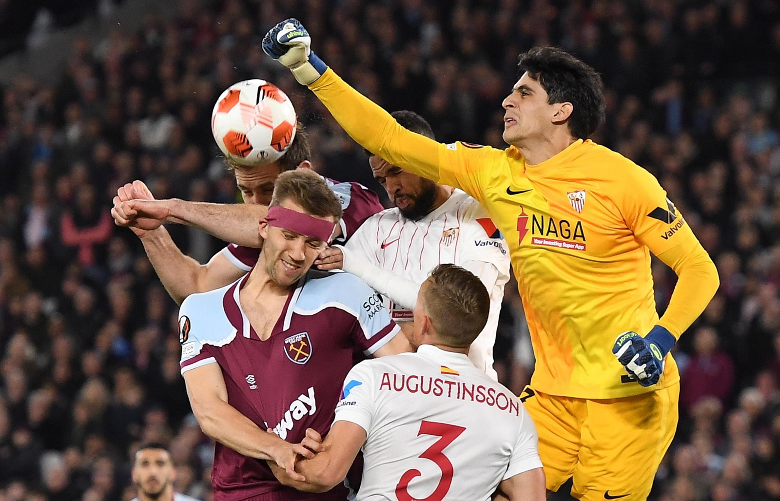Bono despeja de puño en uno de los numerosos balones colgados del West Ham.