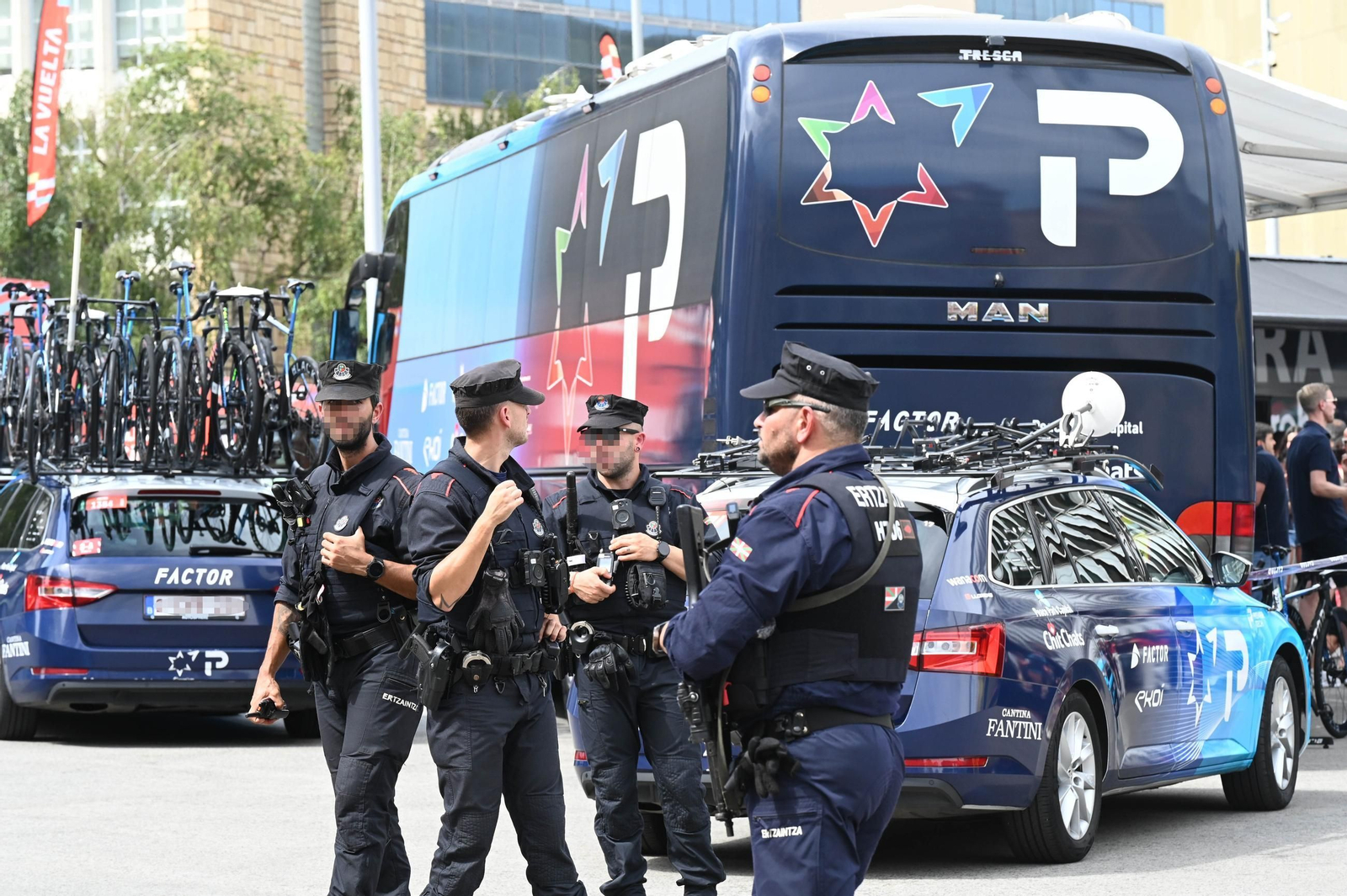Las fotos de la Vuelta a España con el lío de la suspensión en Bilbao | Etapa 11