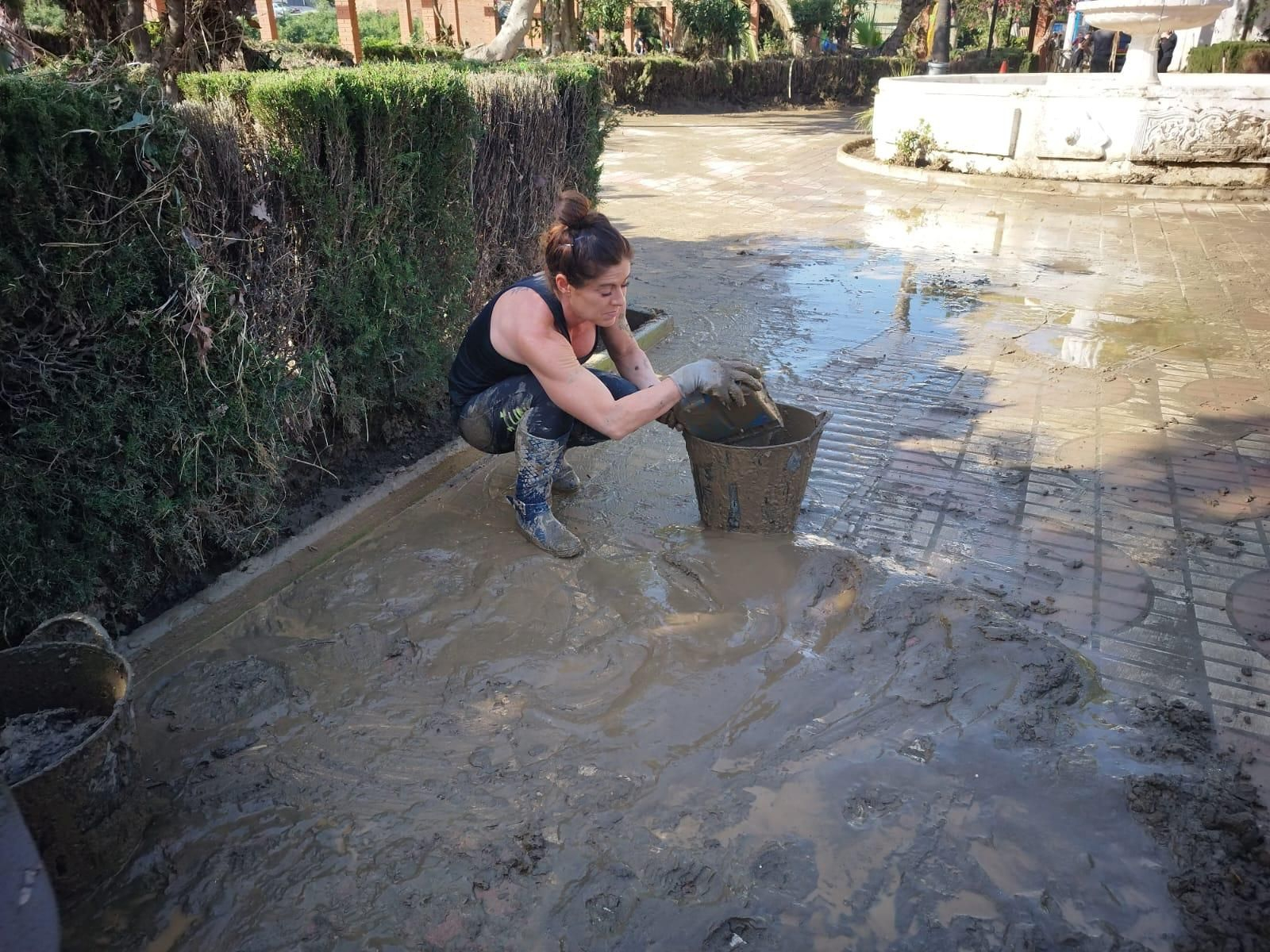 Los voluntarios de la DANA: decenas de personas limpian las calles de Benamargosa (fotos)