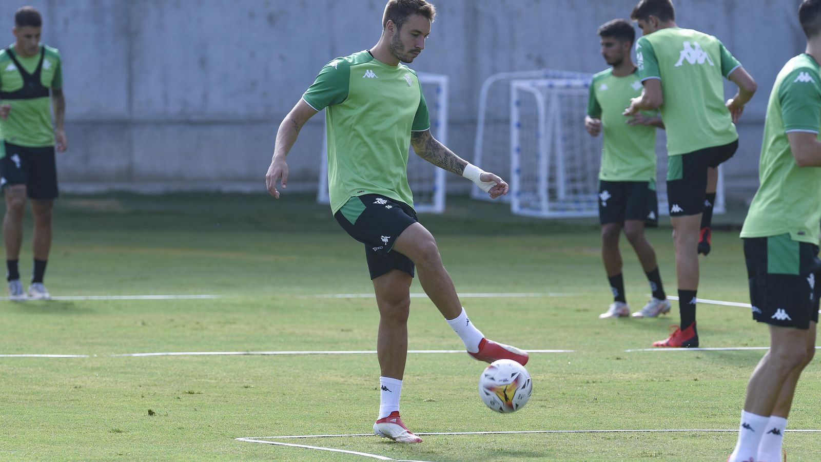 Loren controla el balón en el entrenamiento de ayer.