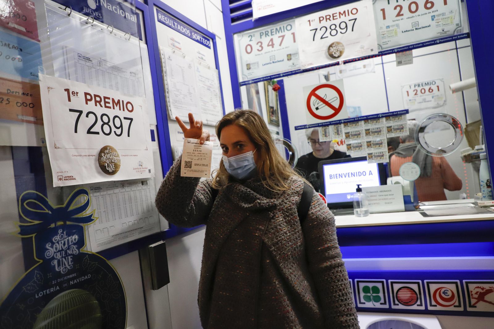 Lotería de Navidad en Granada: Colas y mucha ilusión para comprar el décimo de última hora