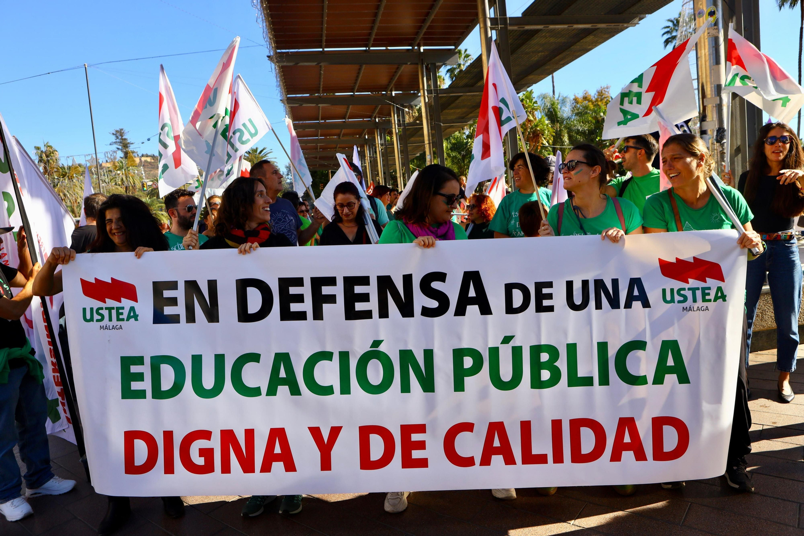 Manifestantes que han salido en defensa de la educación pública en Málaga este domingo.
