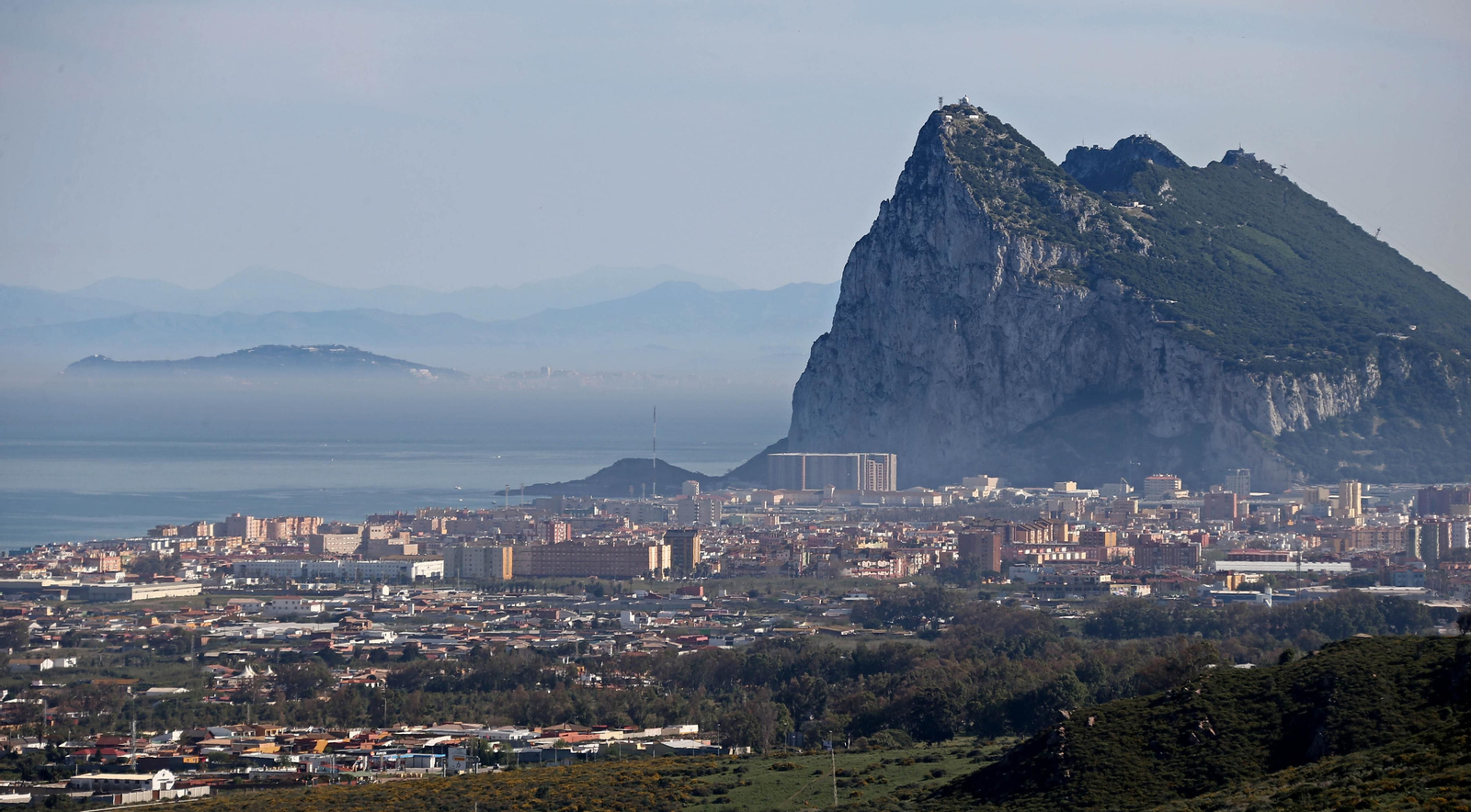 Vista de La Línea, con Gibraltar al fondo.