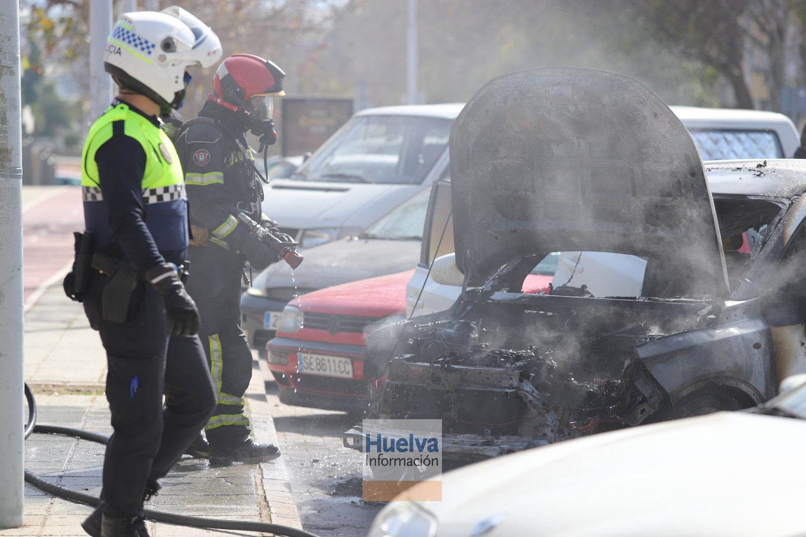 Arde un vehículo en la calle Honduras, junto a las instalaciones deportivas del Saladillo