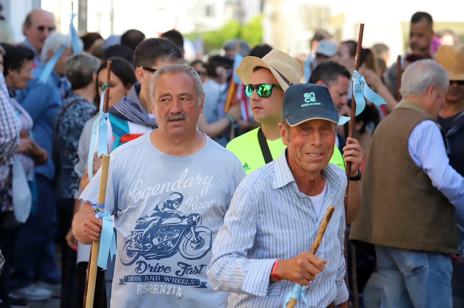 Imágenes de los presos de la cárcel de Huelva en su camino hacia El Rocío