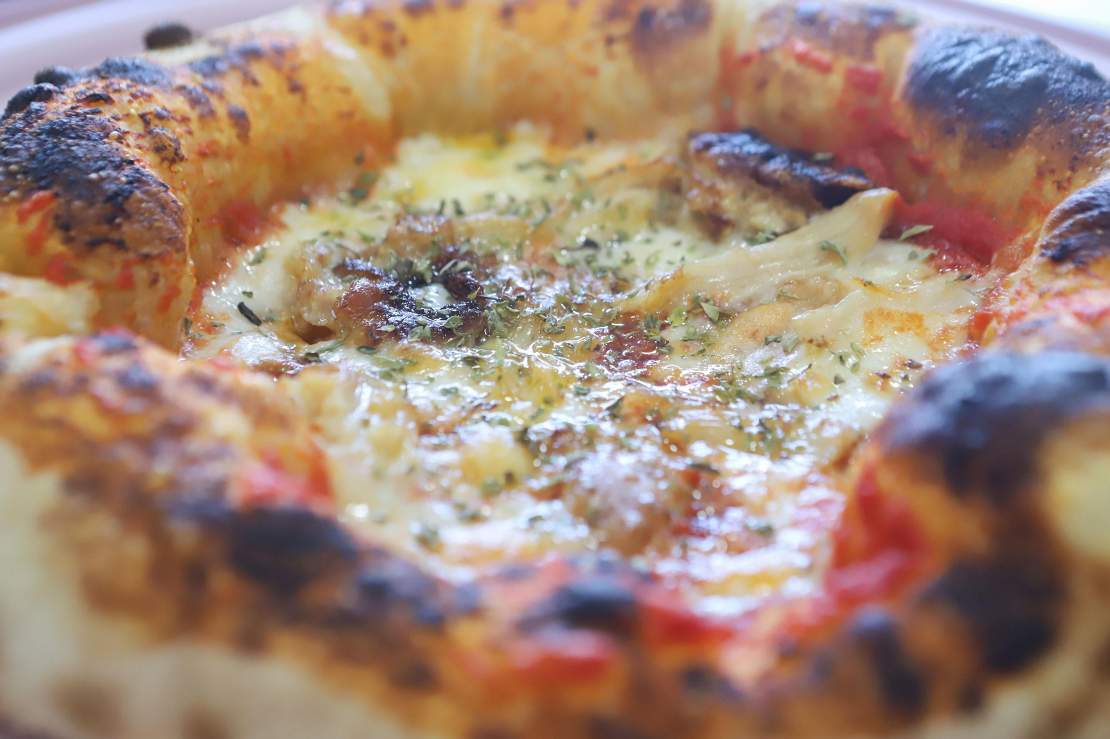 Elaboración de pizzas al autentico estilo italiano en Pizzeria Napoli, en imágenes