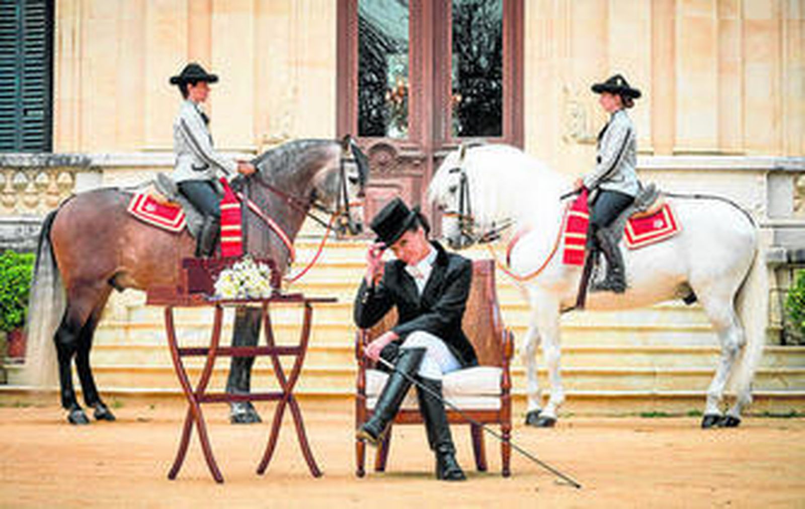 La actriz, sentada, en una de las imágenes tomadas ayer en la Real Escuela.