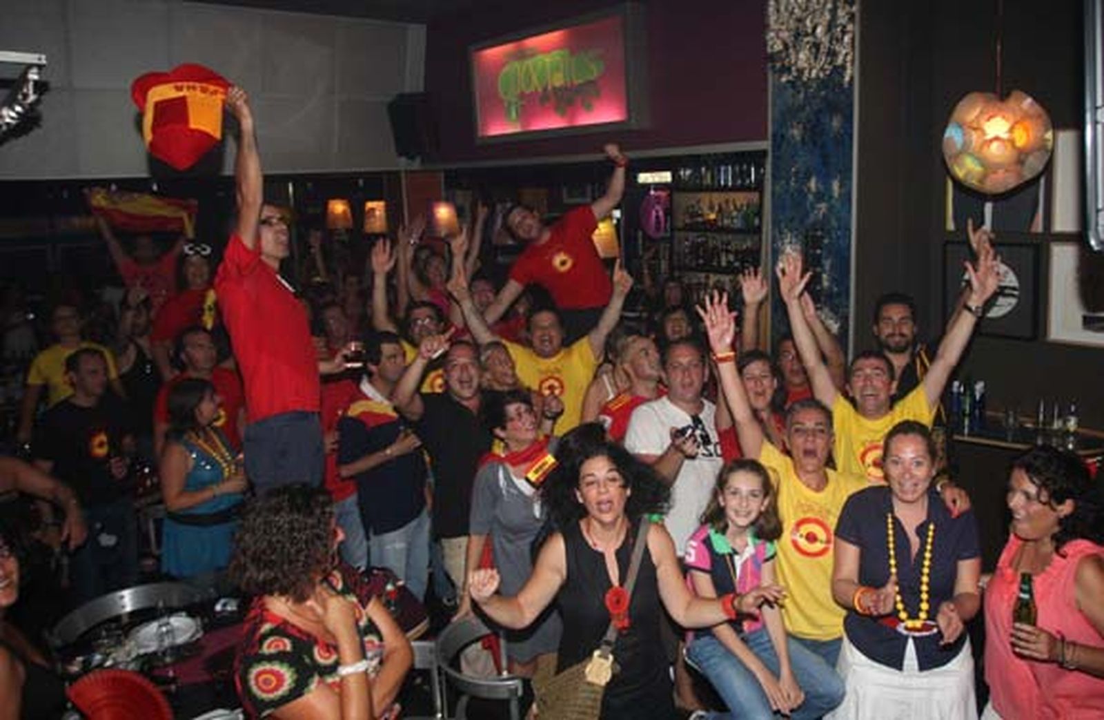 Todos los aficionados salieron a la calle a celebrar la victoria del Mundial vestidos con los colores de la selección

Foto: J.M. Quinones