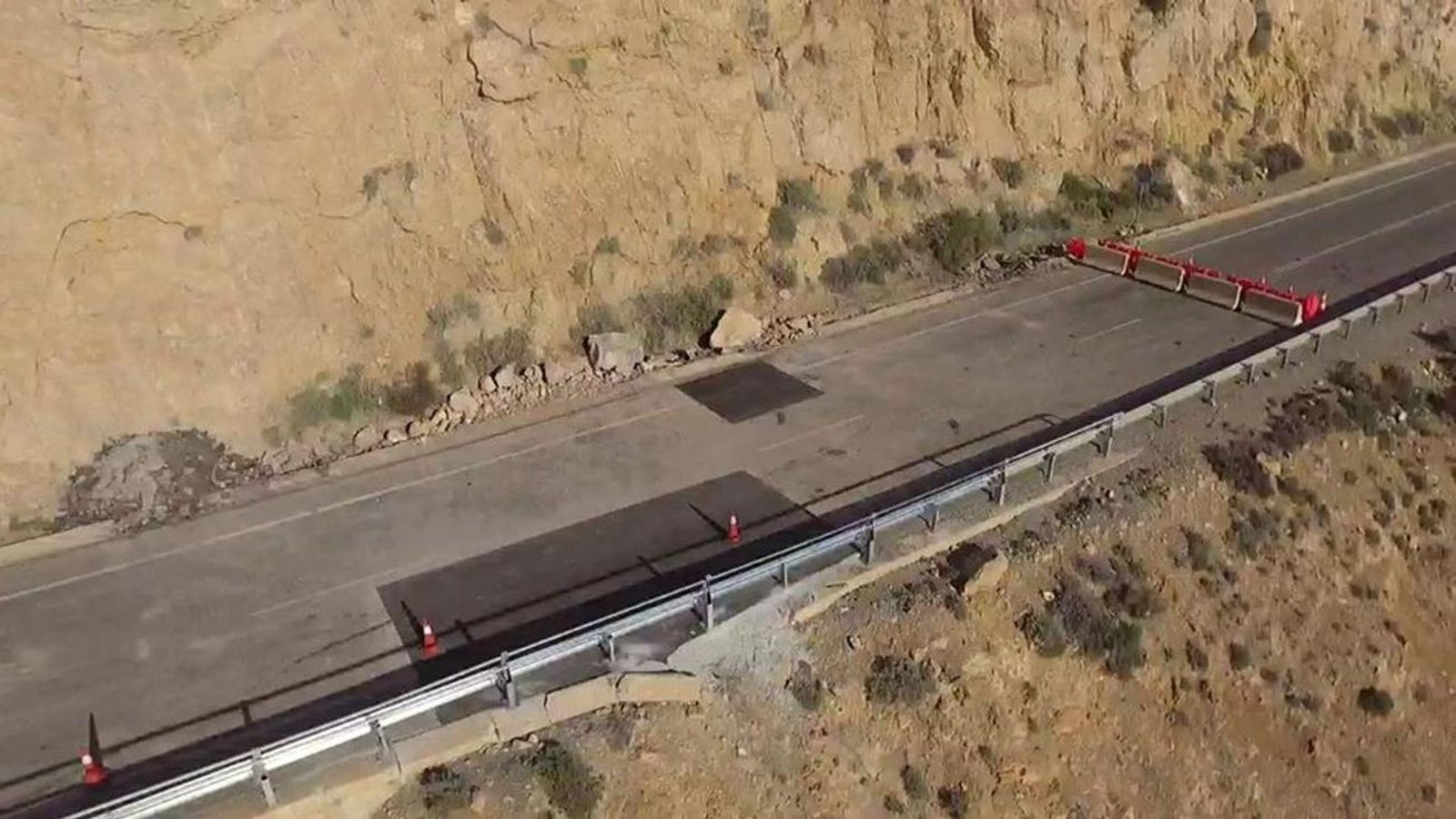 Zona afectada por los últimos desprendimientos, ya parcheada, pero a la espera de análisis y actuaciones en el talud.