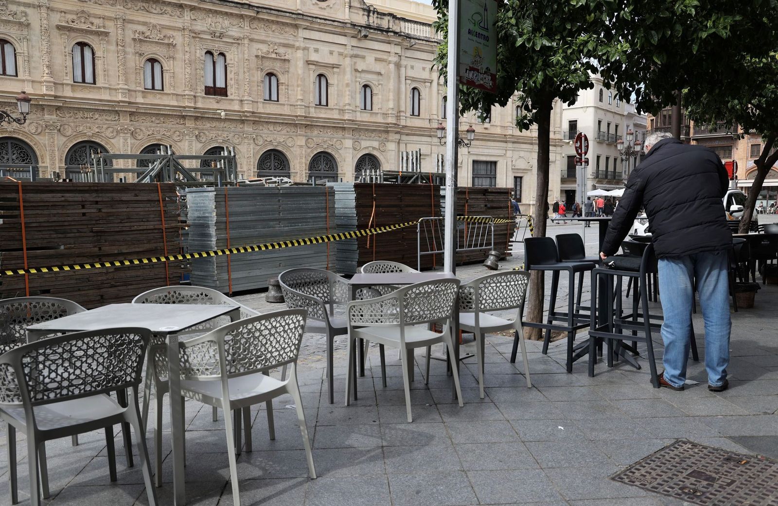 El material de los palcos de la Plaza de San Francisco, apilado junto a una terraza de veladores.