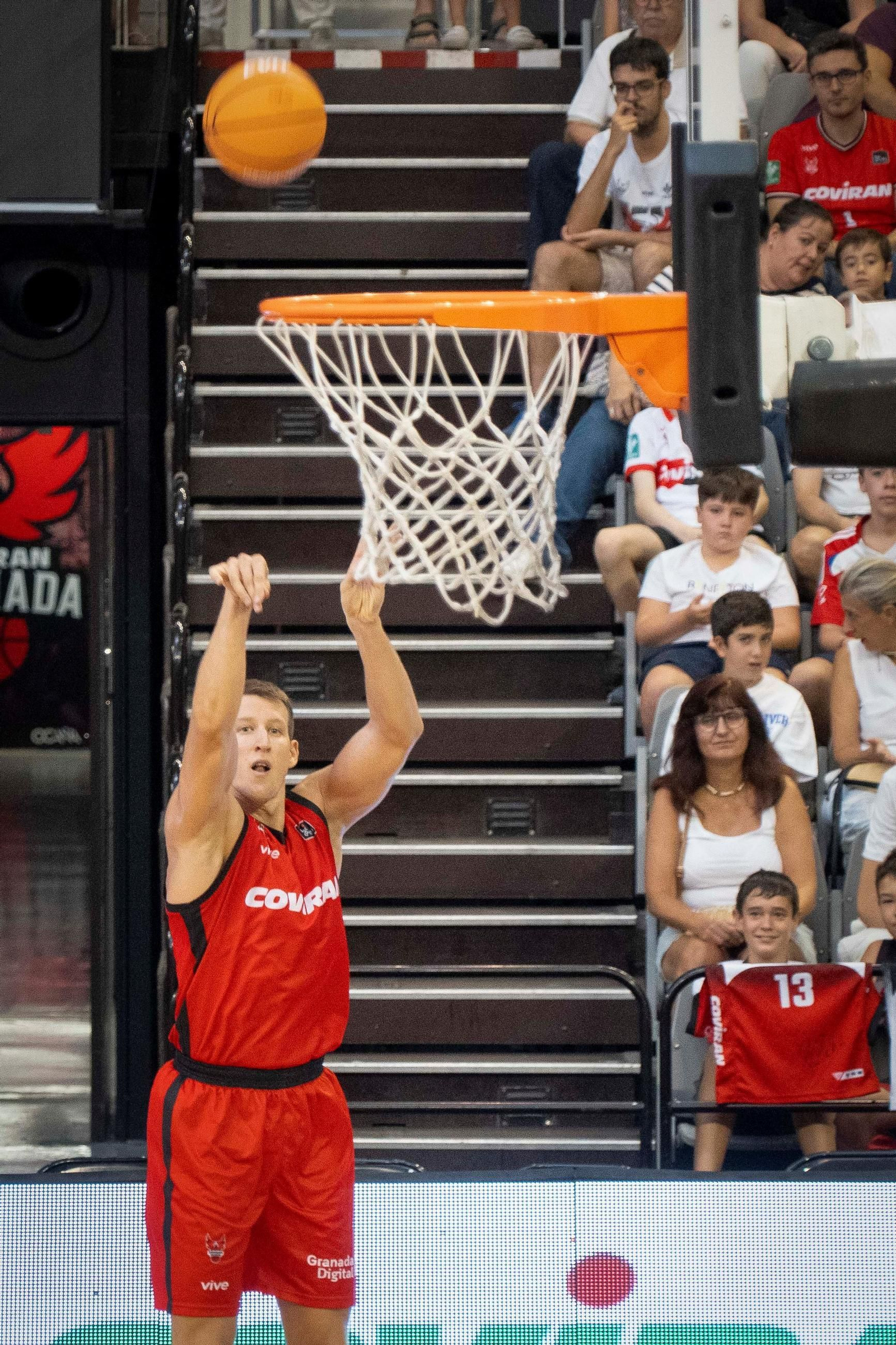 Las imágenes del entreno a puerta abierta del Covirán Granada en el Palacio