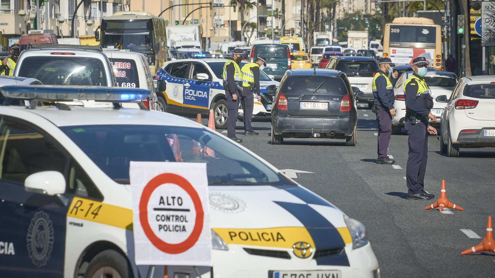 Control de la Policía Local en la salida de Cádiz capital.