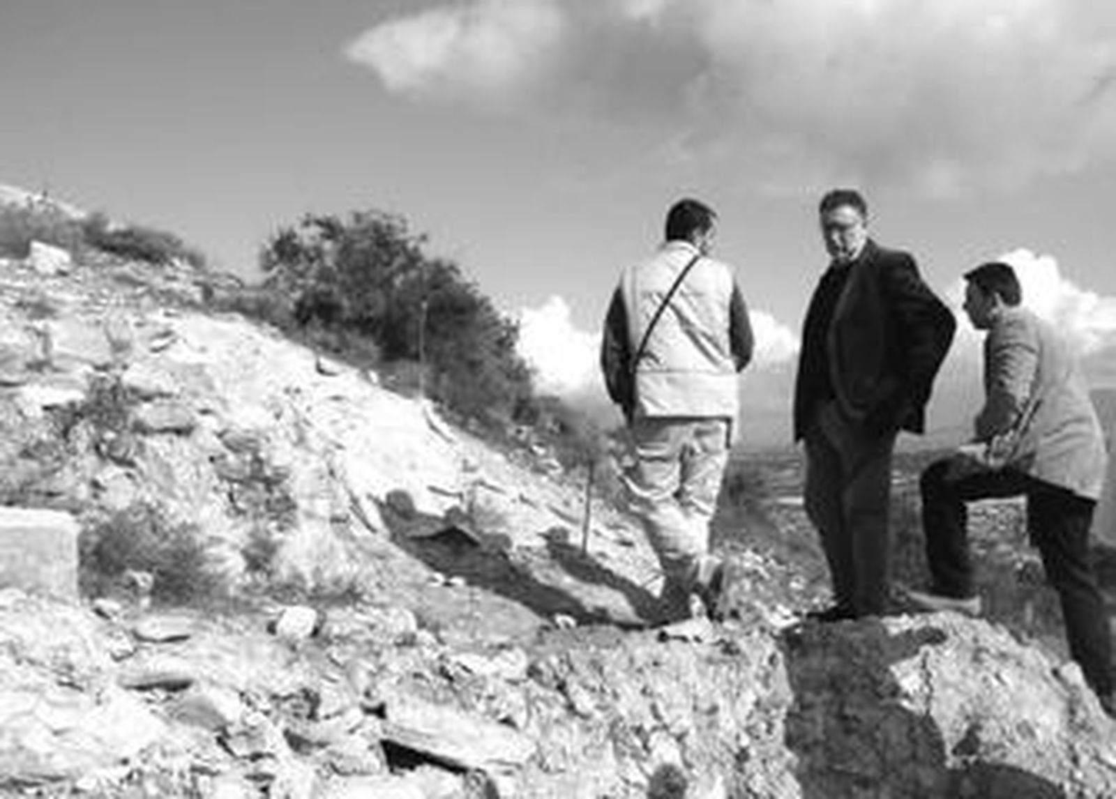 El alcalde, Luis García Collado, contempla los restos almohades.