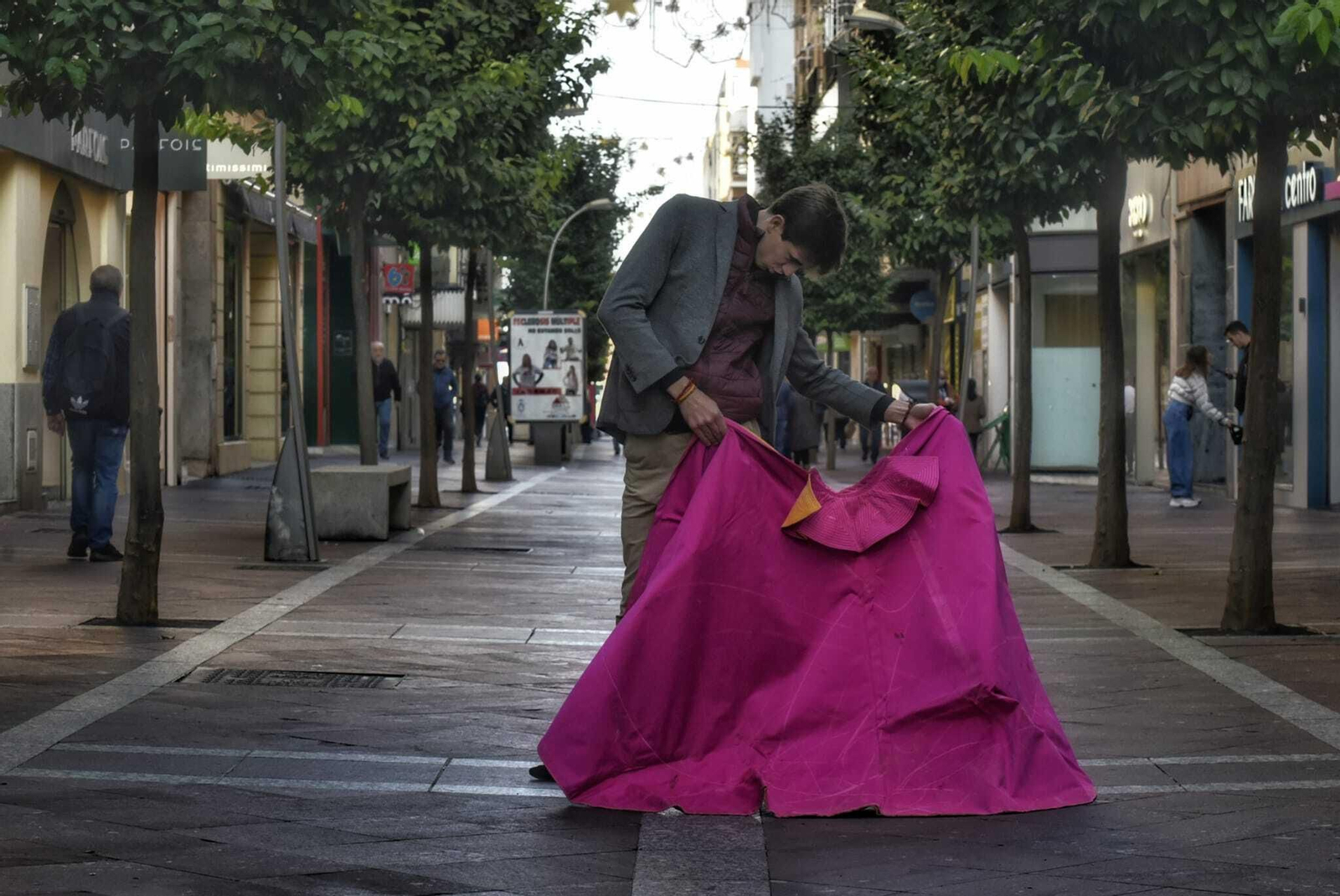 El novillero algecireño Pepe Luis Cirugeda toreando en plena calle Ancha. El novillero algecireño Pepe Luis Cirugeda toreando en plena calle Ancha.