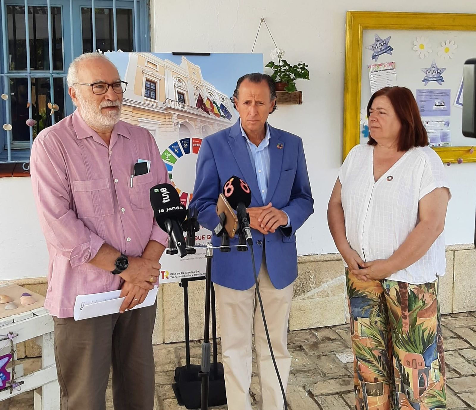 El alcalde de Chiclana, José María Román, junto a la concejala de Presidencia, Cándida Verdier, y el coordinador de la Agenda 2030, Francisco Javier López.