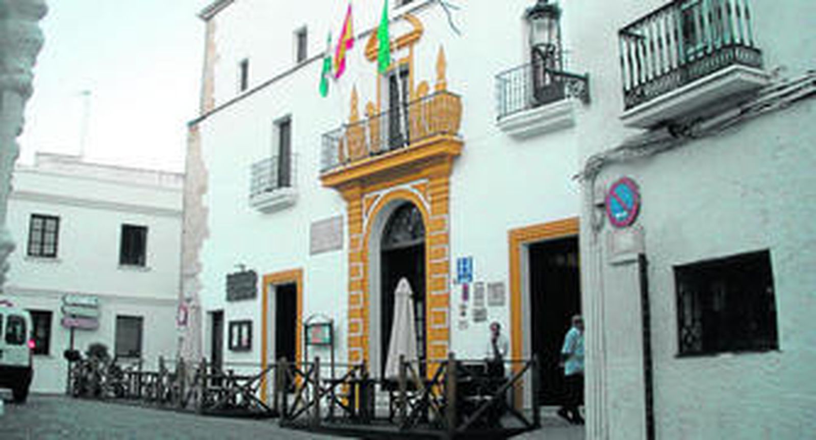 Fachada principal de la Hospedería del Hotel Convento San Francisco de Vejer que deja de pertenecer a Tugasa.