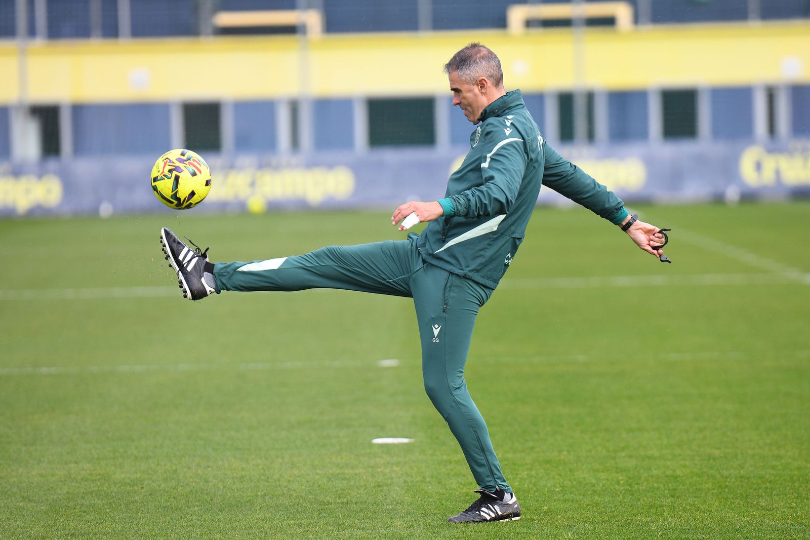 Garitano golpea el esférico en un entrenamiento en la ciudad deportiva.