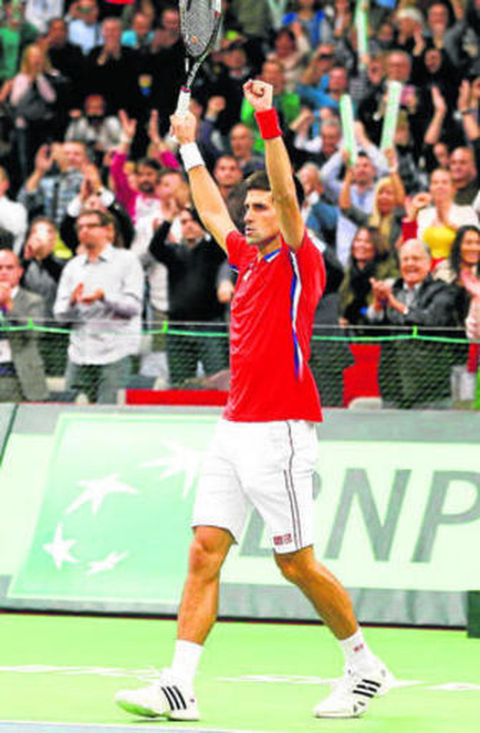 Djokovic levanta los brazos tras su triunfo frente a Stepanek.
