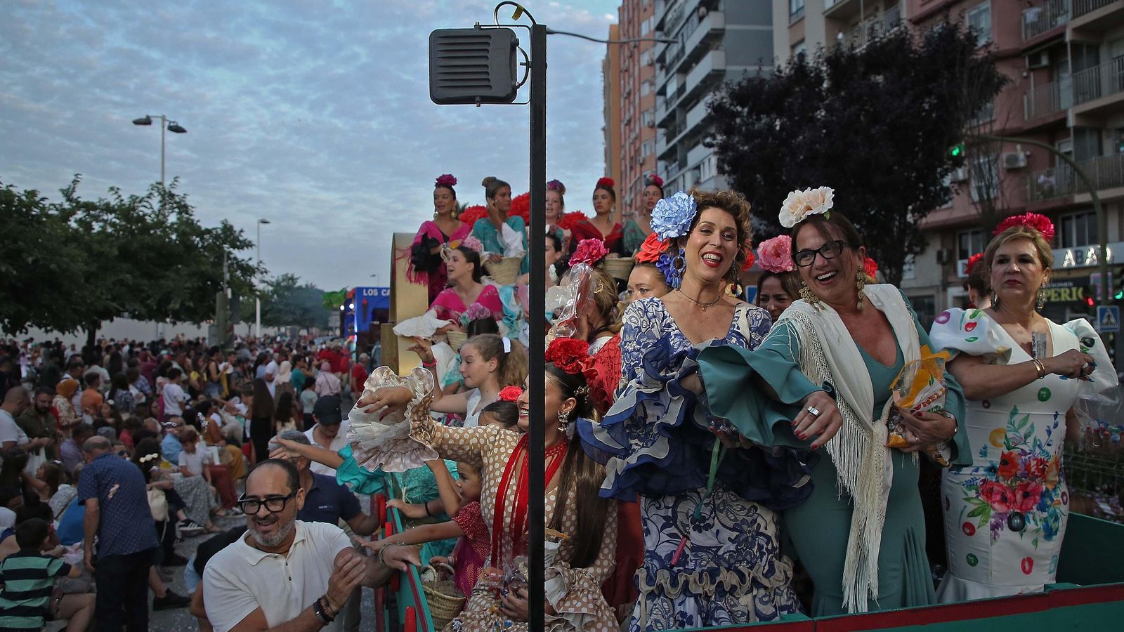Trajes de gitana en una de las carrozas.