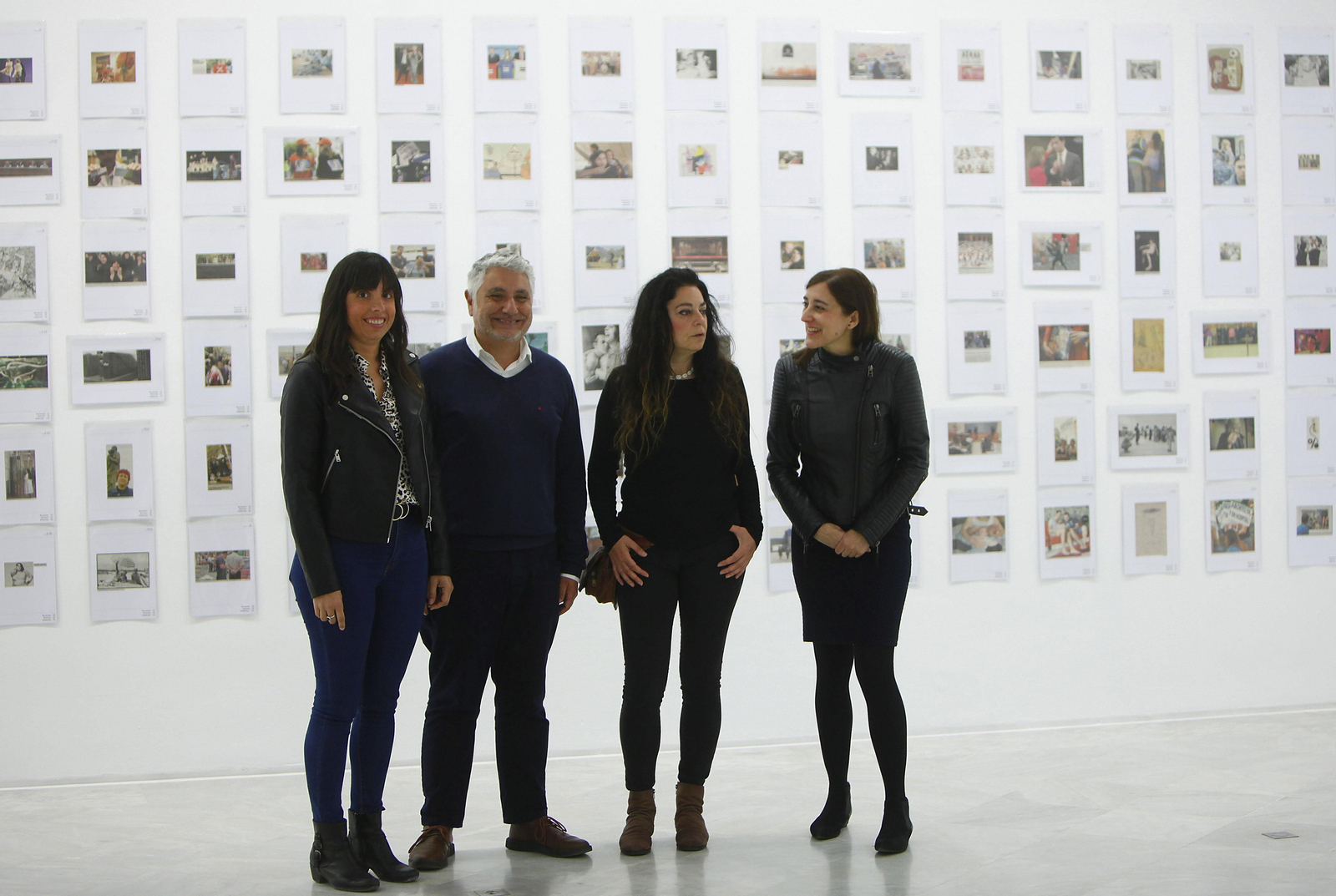 Yolanda Torrubia y Juan Antonio Álvarez Reyes, comisarios de la exposición, con Inmaculada Salinas y María Cañas.