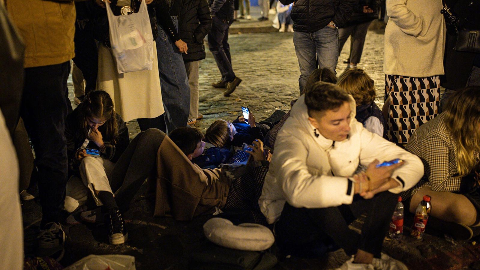 Acampada de jóvenes a la espera de ver pasos en la Magna.
