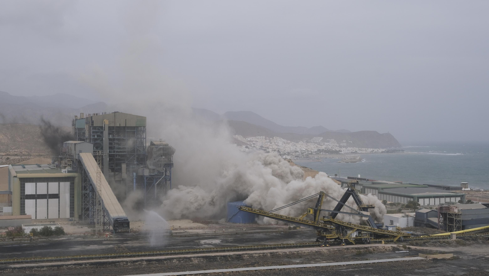 El derribo de la Torre Litoral de Endesa en Carboneras, en imágenes