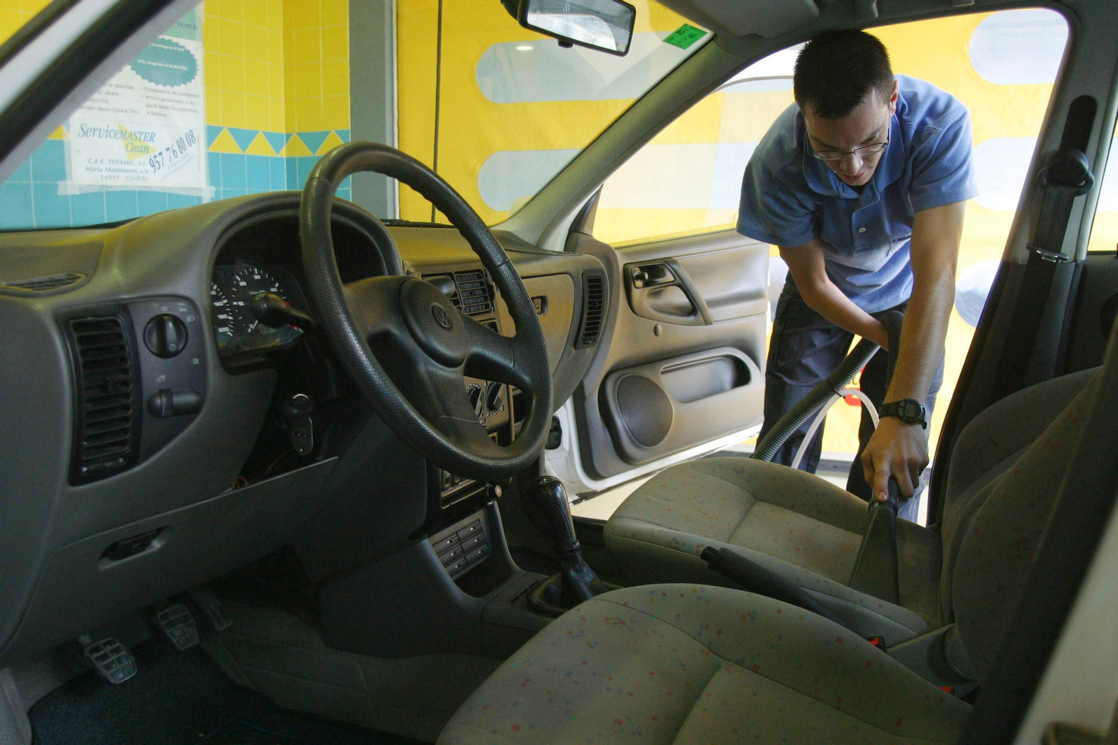 Para mantener la tapicería como el primer día es recomendable no solo aspirar con limpiadores de alta presión, si no aplicar también un limpiador de textiles.