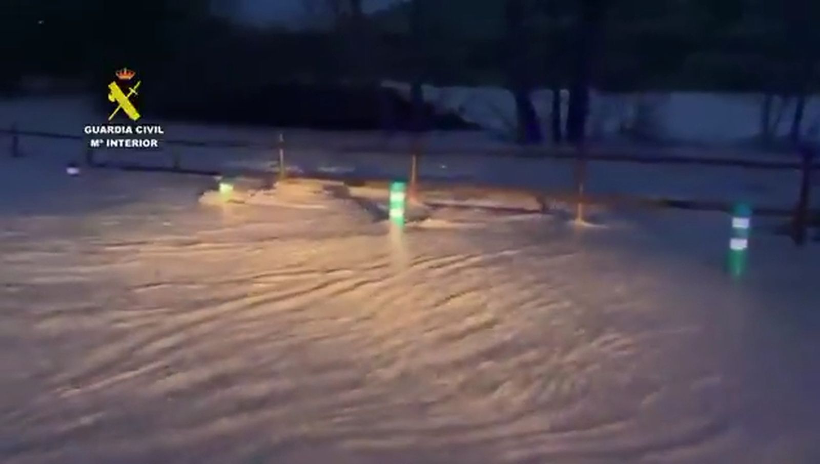 Circulación interrumpida por desbordamiento del Guadalhorcee en la MA-224, término municipal de Villanueva del Rosario