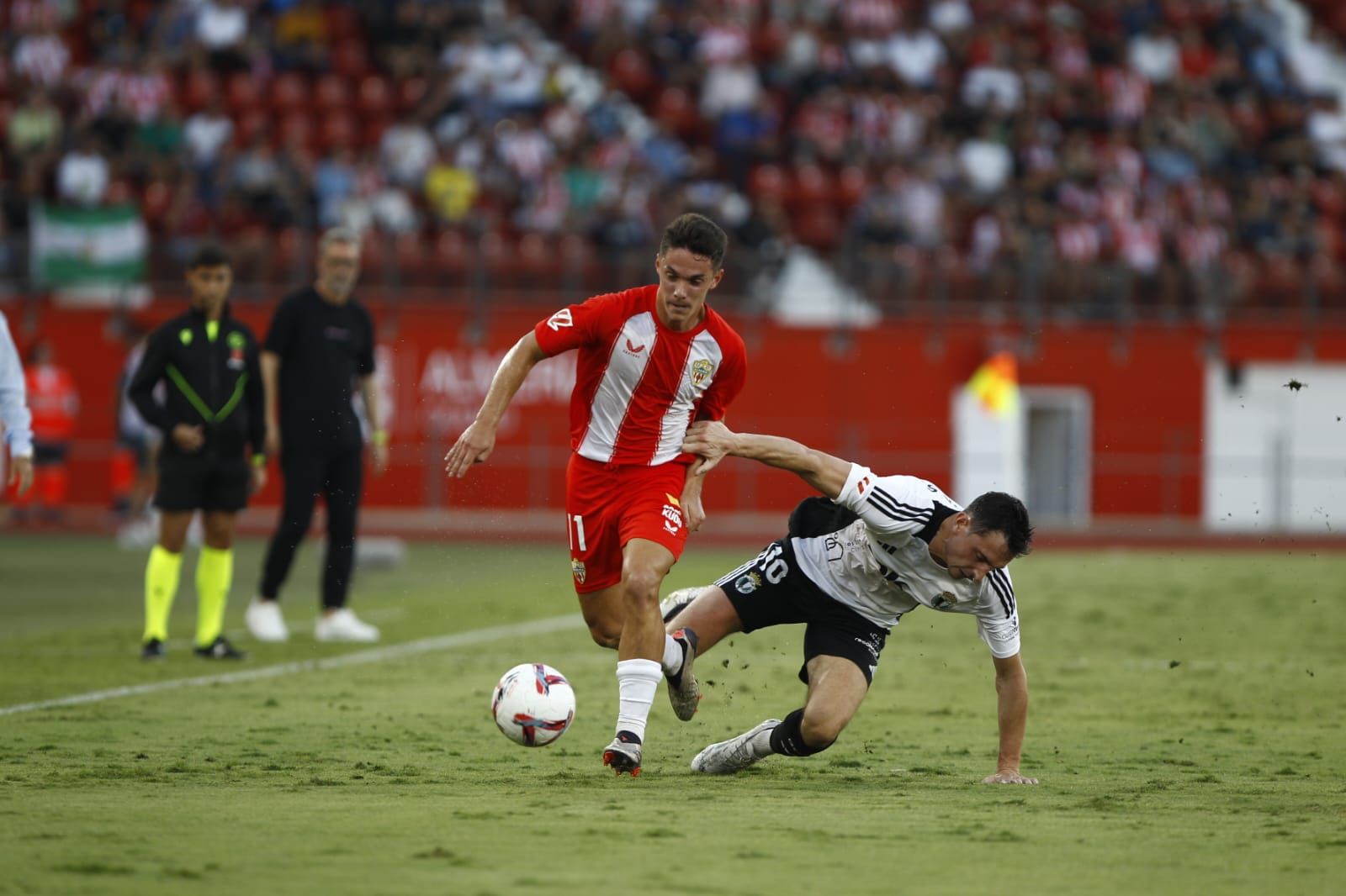 En esta imagen del duelo ante el Burgos puede comprobarse que el césped ya pedía a gritos un cambio