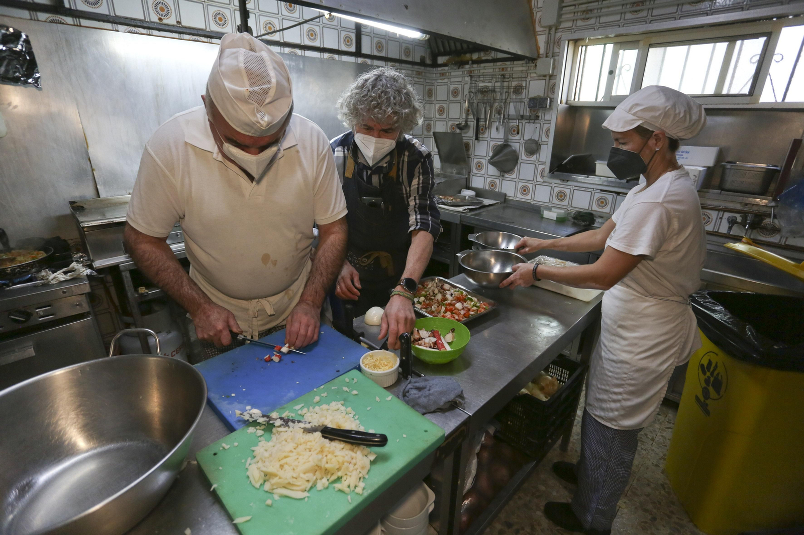 Varios cocineros en un restaurante en Málaga.