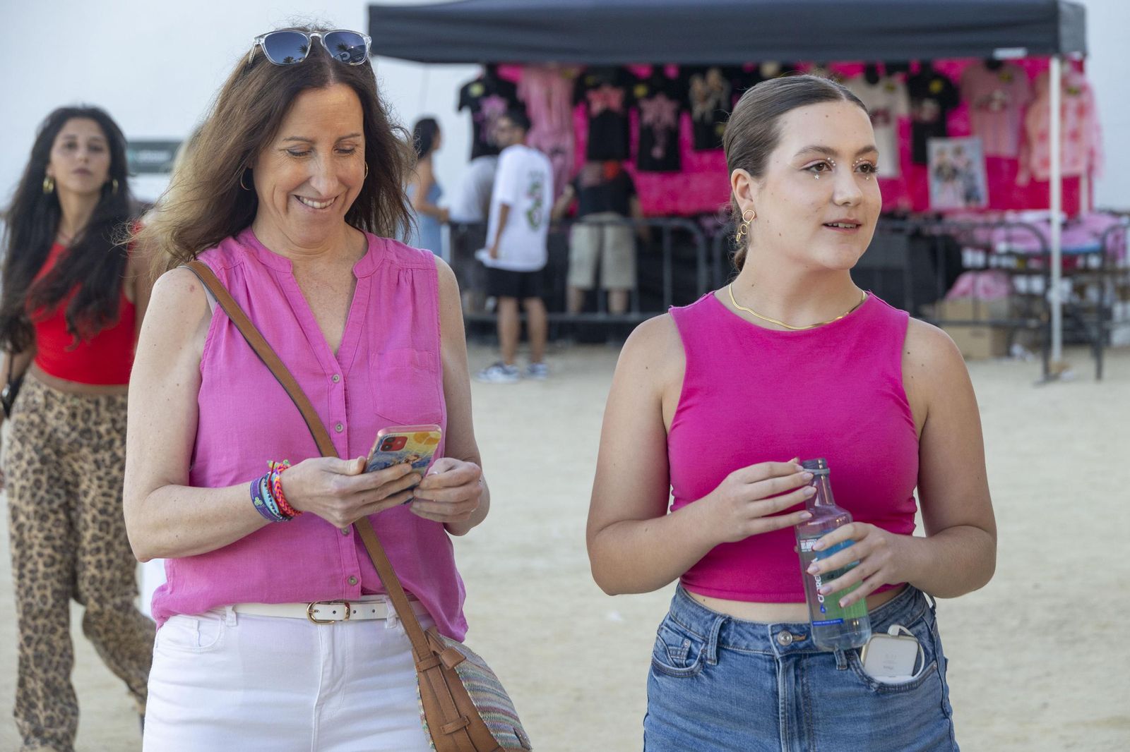 Búscate en las imágenes del concierto de Emilia en Concert Music Festival