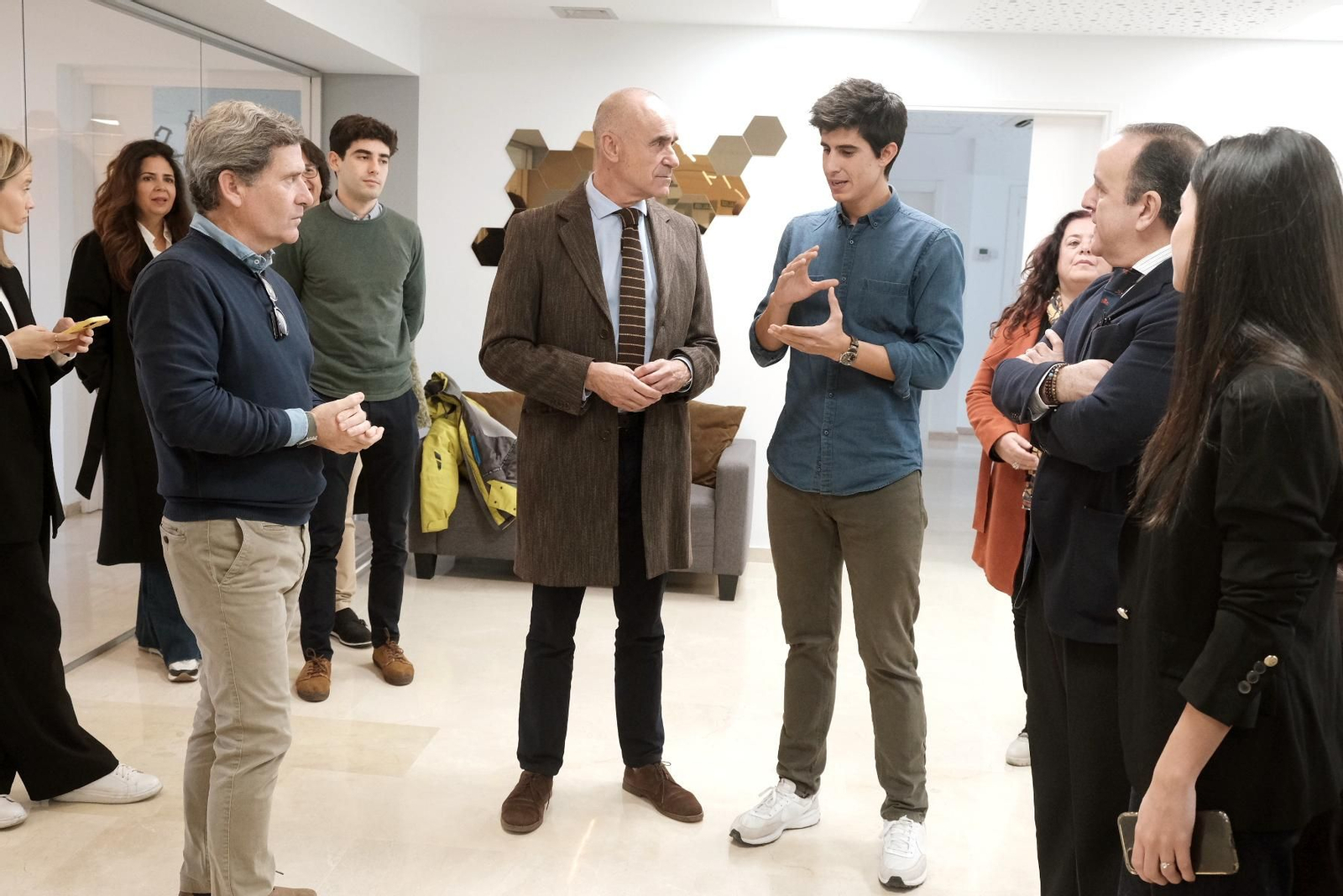 El alcalde de Sevilla, Antonio Muñoz, durante su visita al espacio_RES en Los Remedios.