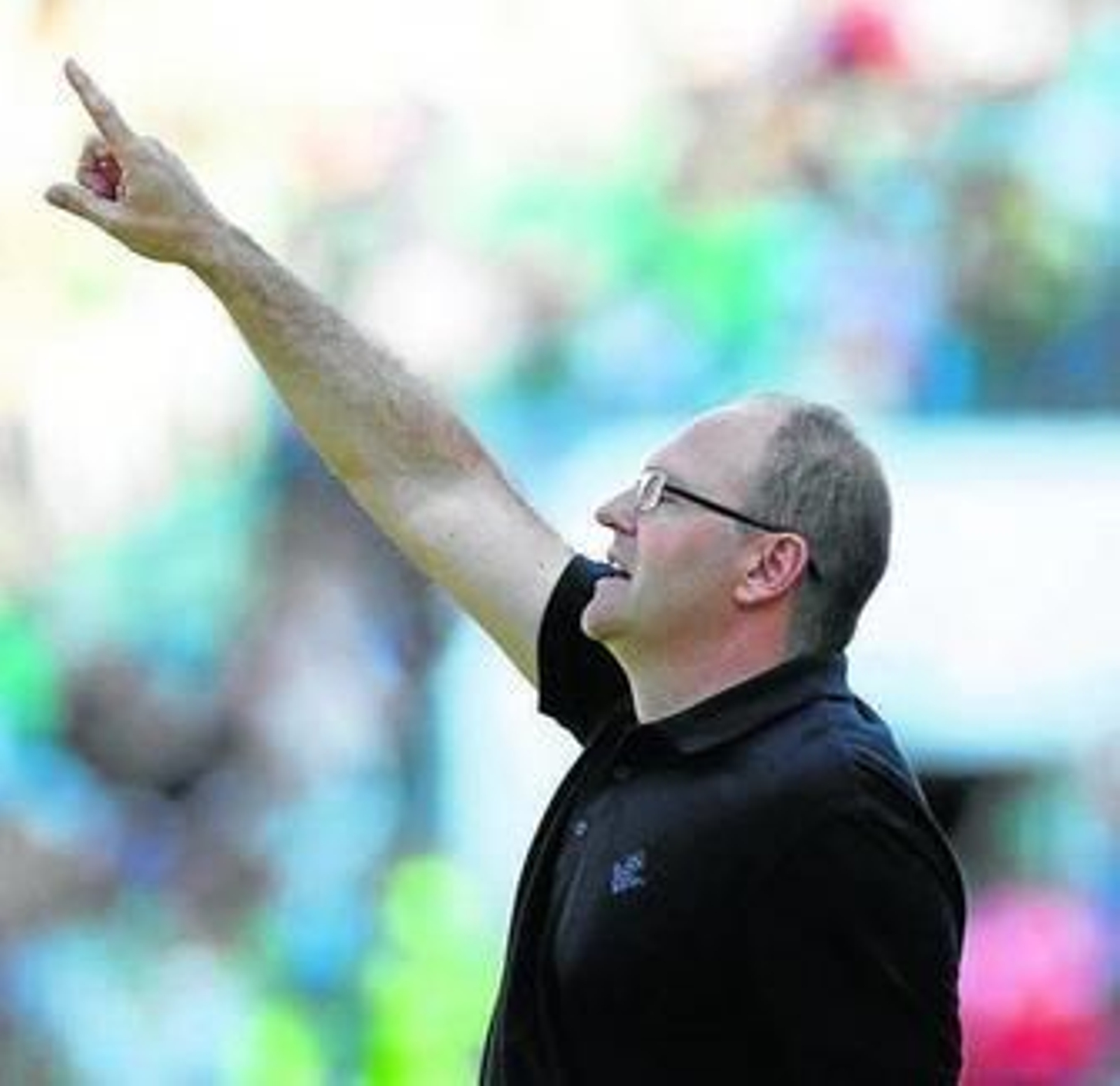 Pepe Mel da instrucciones a sus jugadores durante el partido.