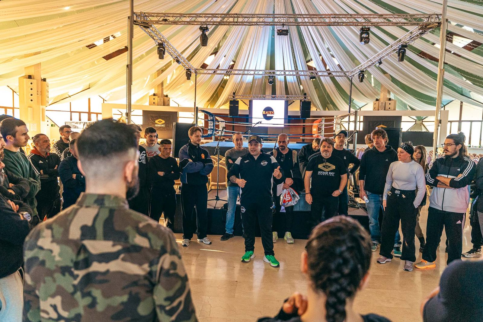 En imágenes: golpes solidarios en una impresionante White Collar Boxing