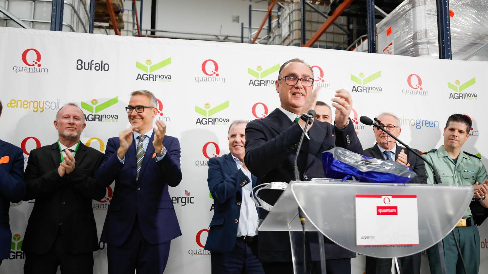 Rodrigo González inaugurando la planta.