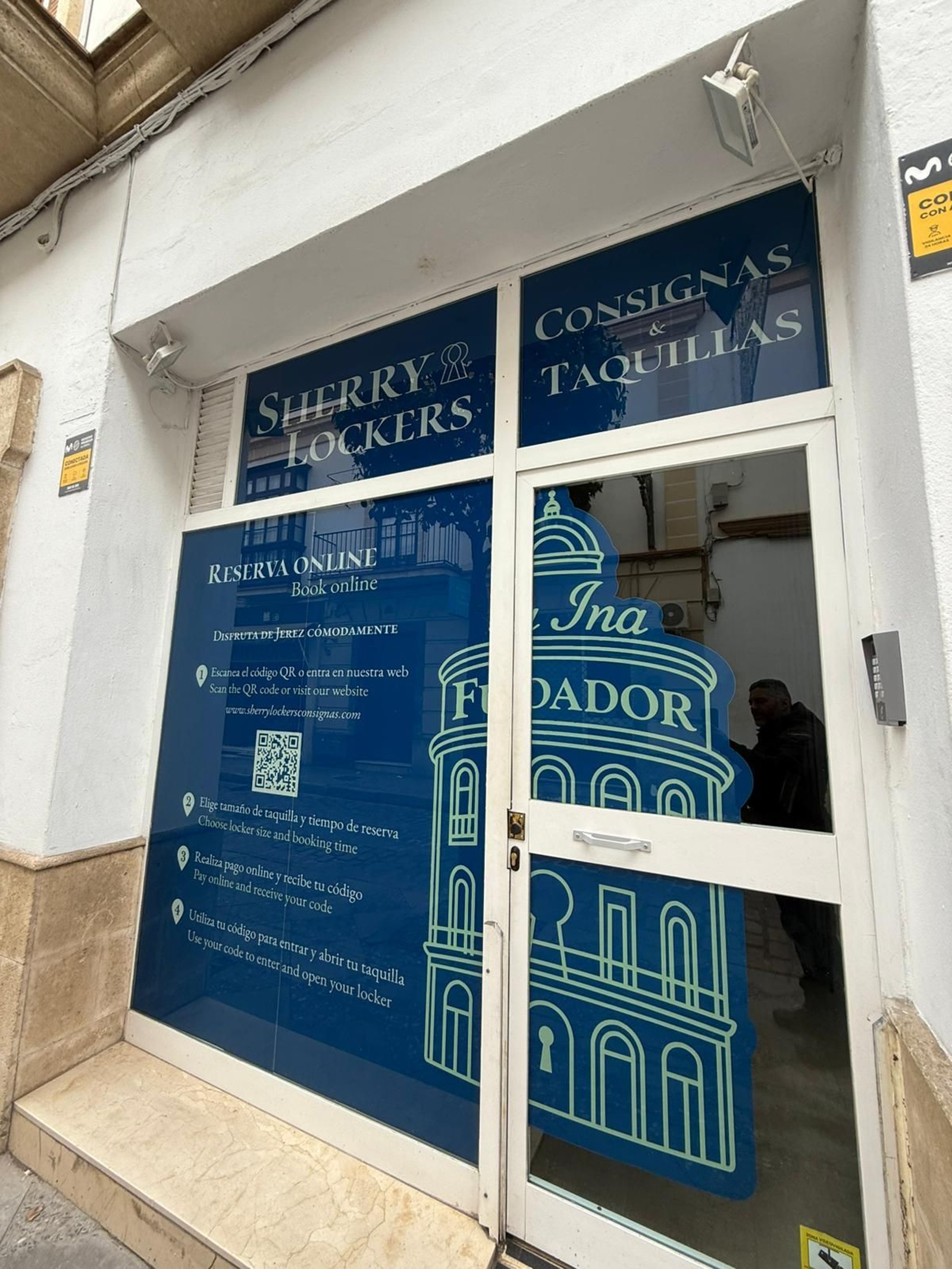 Entrada a Sherry Lockers, en calle Honda. (Jerez).